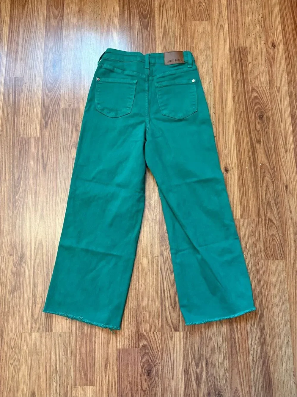 Judy Blue Women's Garment Dyed Raw Hem Cropped Wide Leg Jeans Kelly Green 3/26 - Picture 2 of 9